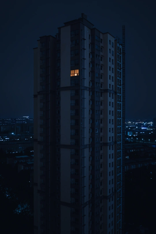 夜晚的城市 满月 深蓝色天空