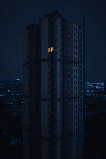 夜晚的城市 满月 深蓝色天空