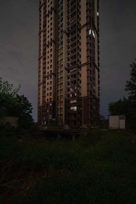 城市夜晚的大塔 月亮在天空中。