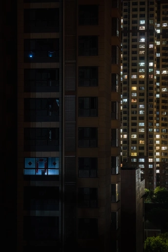 夜晚的黑暗城市 高耸的建筑物
