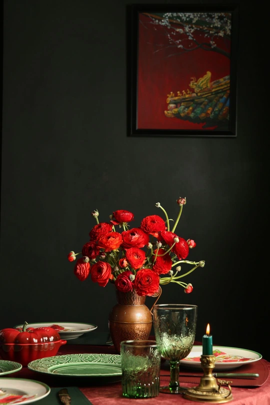 一束红色的花放在花瓶里