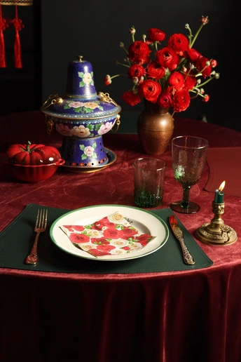 一张为两人准备的桌子 配有披萨、蜡烛和一束红色的玫瑰花。