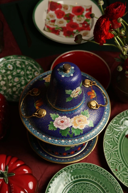 绿色盘子上放着帽子和一个桌子