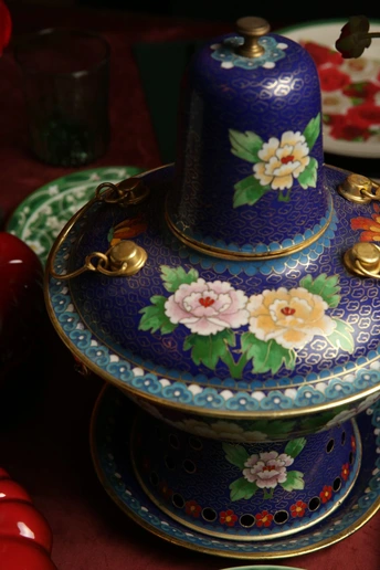 一堆五颜六色的盘子放在桌子上