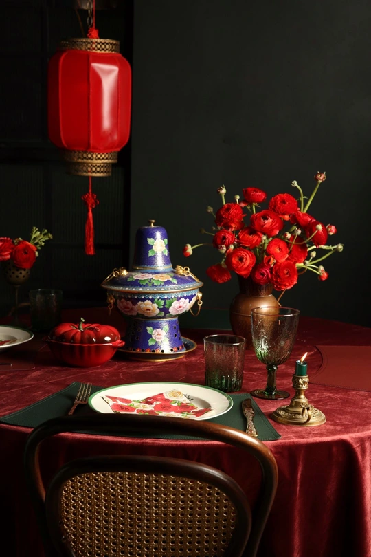 一张带有中国和一束红玫瑰的桌子