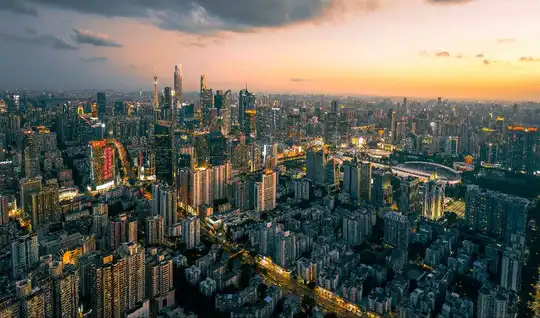 夕阳下大城市的天际线