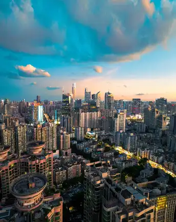 夕阳下的城市 有高耸的摩天大楼组成的大型天际线。