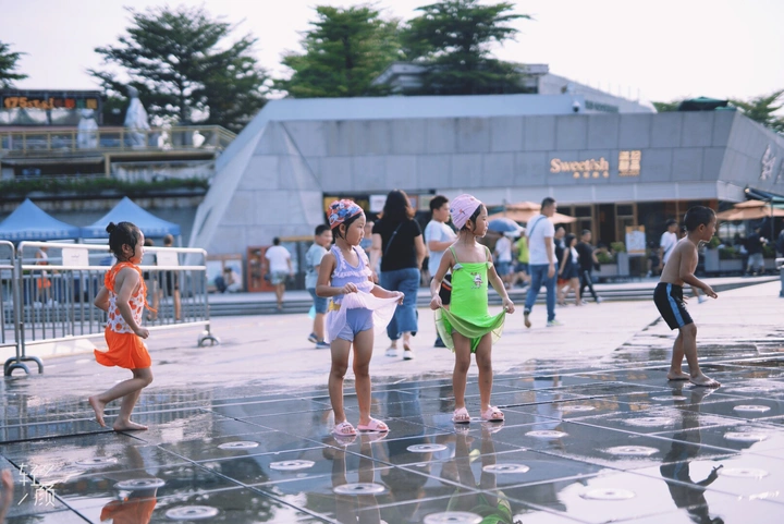 夏日末，戏水儿