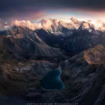 山脉中的湖泊海报