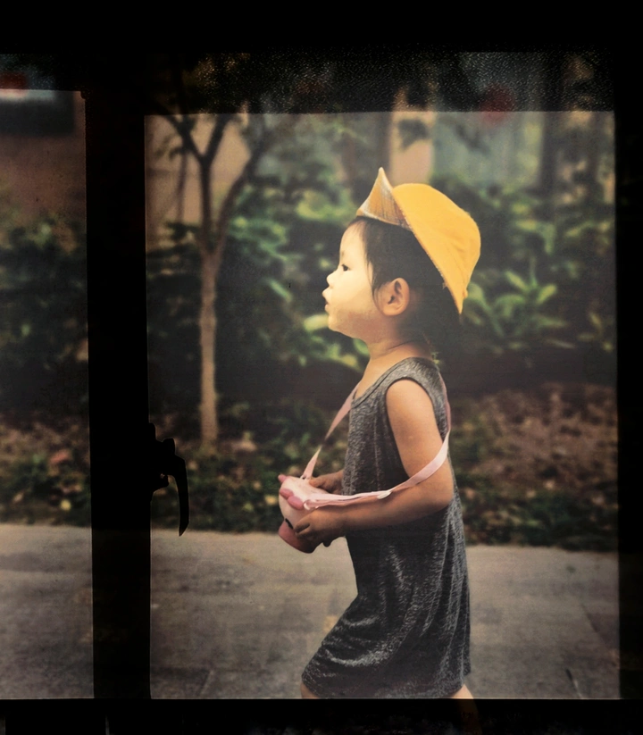 窗外走过的小女孩