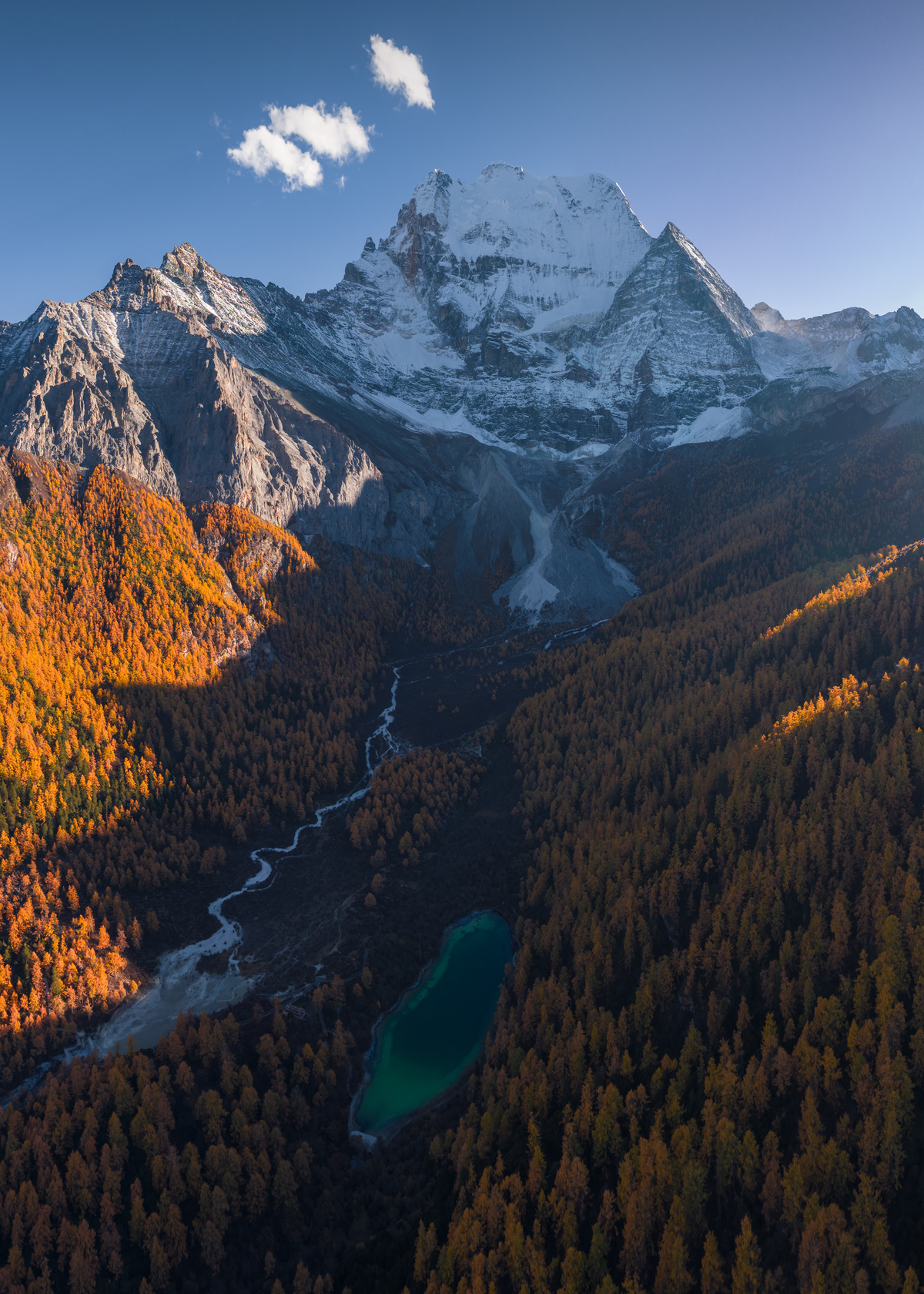秋天的山谷 有河流、湖泊和山脉的 aerial view
