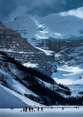 一群人穿过结冰的湖面