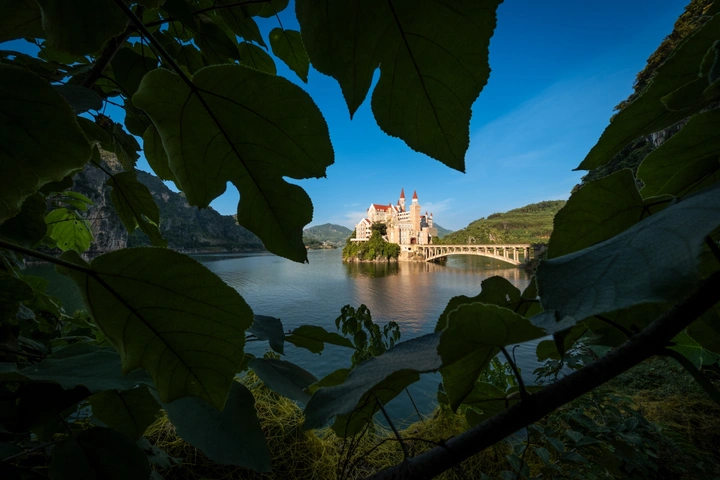 阳光下的红城堡