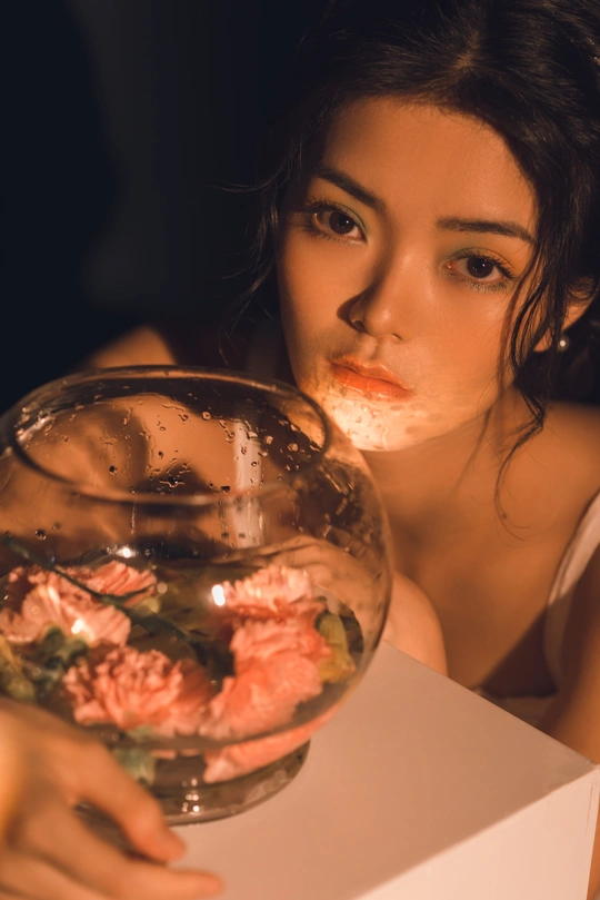 一个年轻的女人像水族馆一样把碗举到脸上