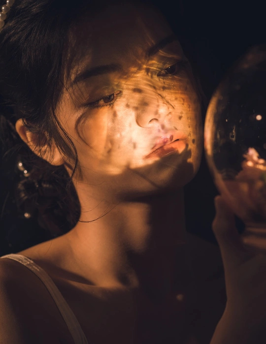 一幅年轻女子的画像 手里拿着一个泡泡 脸上亮了起来