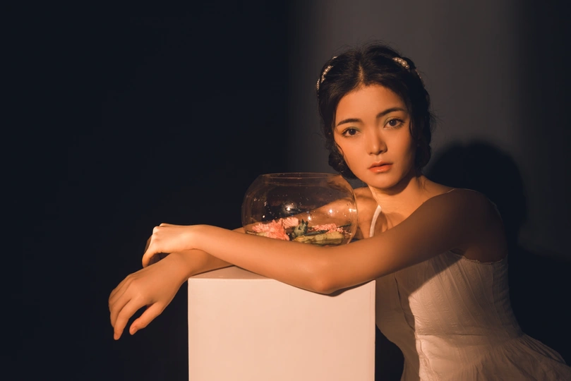 一个穿着白色连衣裙的年轻女子手里拿着一个碗