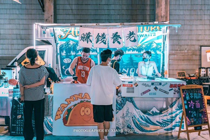 一群人站在一个摊位前