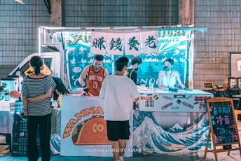 一群人站在一个摊位前