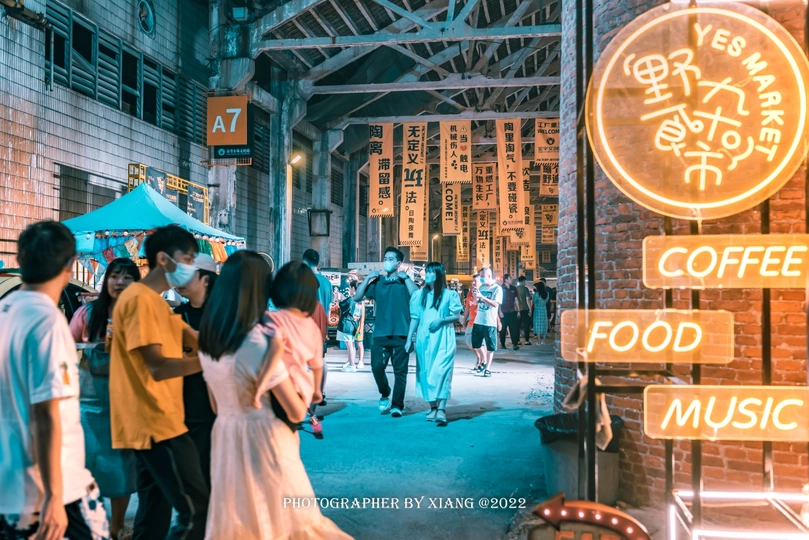 几个人晚上走在街上