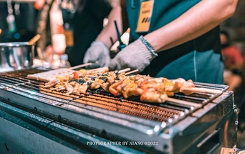 在烤架上烹饪食物的人
