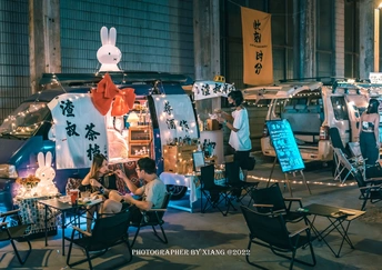 一群人站在房间周围