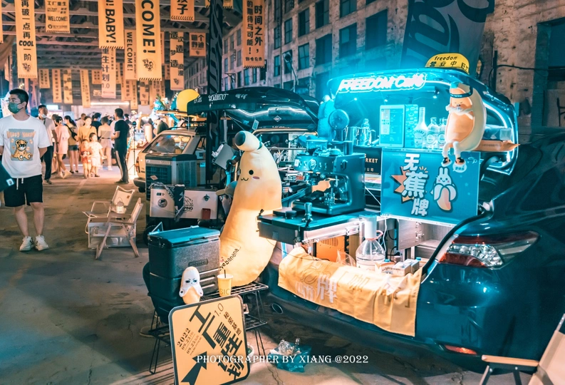 站在汽车前面的一群人