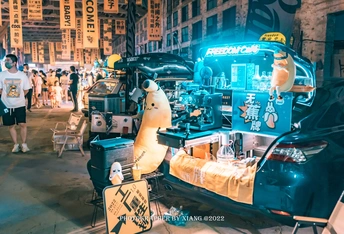 站在汽车前面的一群人