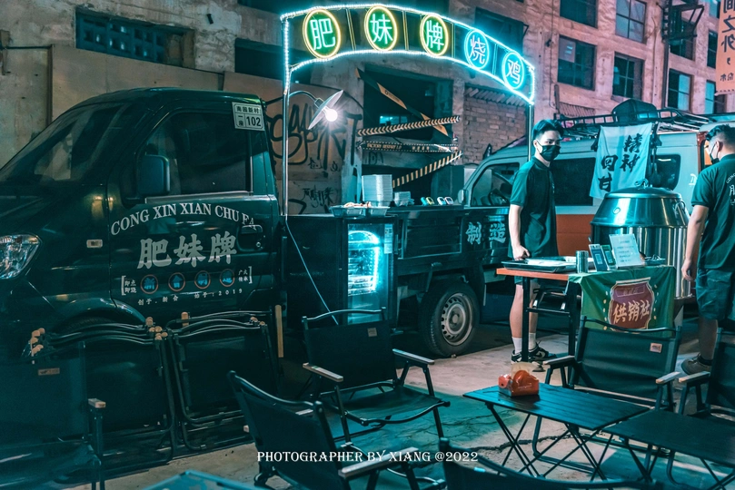 晚上有桌椅的食品车