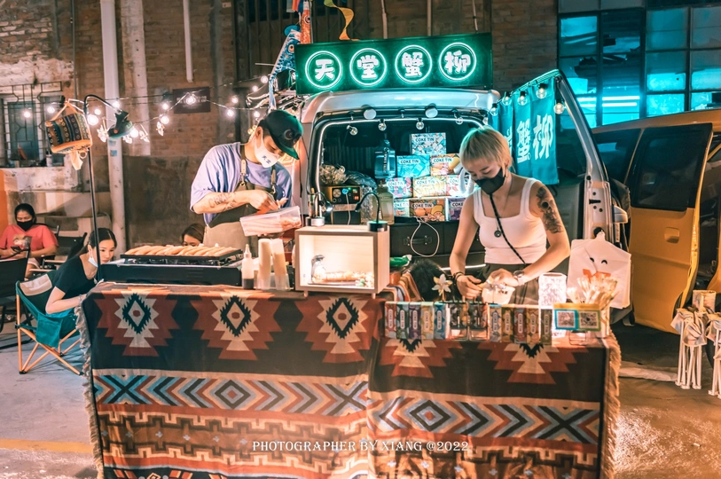 晚上一群人站在一辆食品车周围