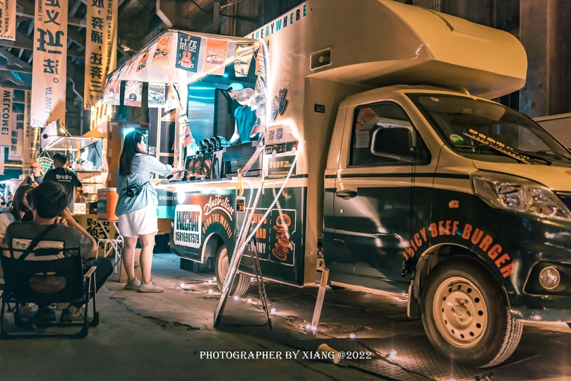 一辆夜间停在街上的食品车