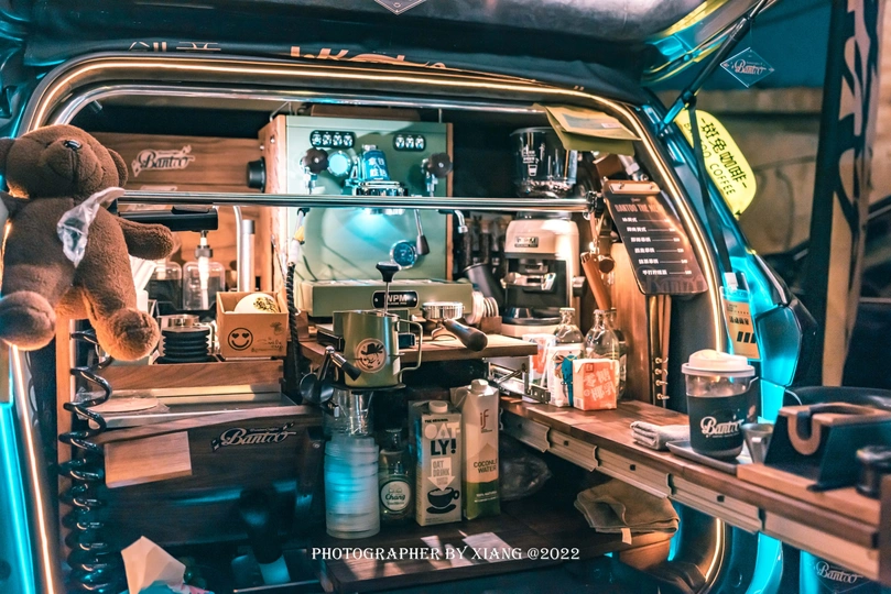 里面有一只泰迪熊的汽车