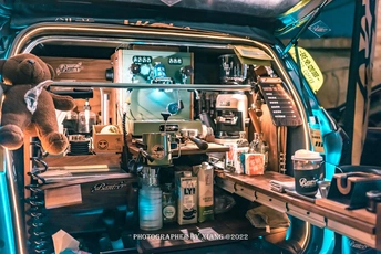 里面有一只泰迪熊的汽车