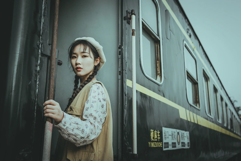 站在火车门前的年轻女子