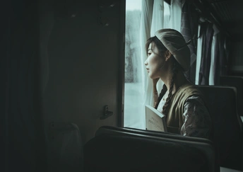 一位女士在火车上阅读一本书