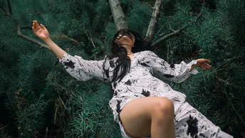 一个穿黑白色连衣裙的女子在森林里