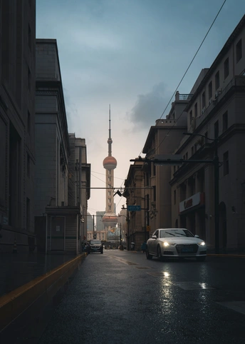 城市街道上行驶的汽车