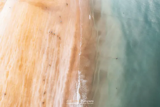 沙滩上的水和沙的空中视角