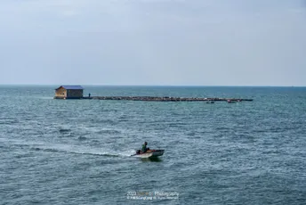 一个小船在靠近一所房子附近的水域