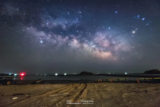夜晚的海滩 星空在天空中