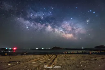 夜晚的海滩 星空在天空中
