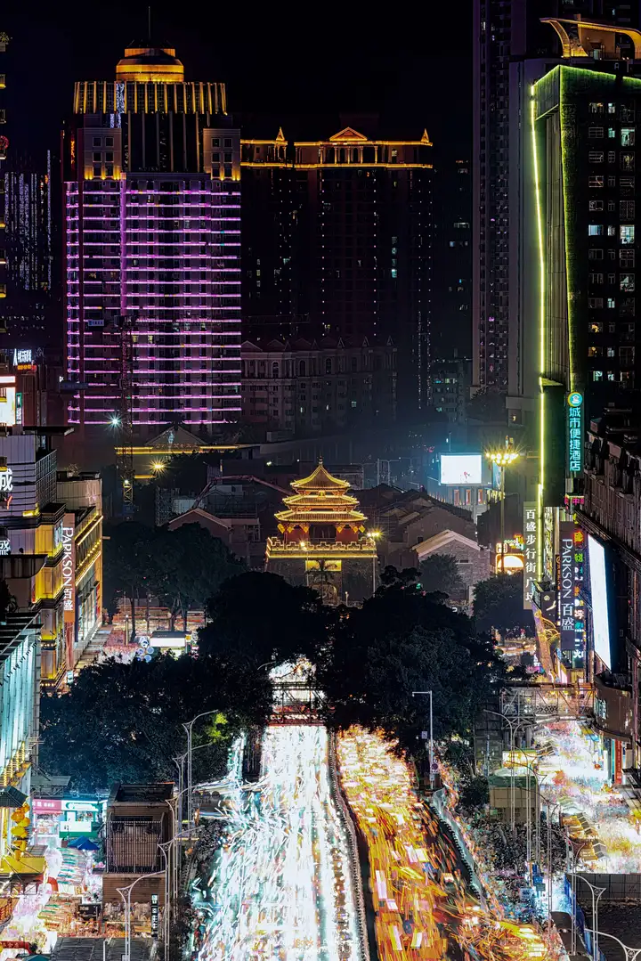 南宁中山路钟鼓楼亮灯了