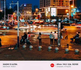 夜晚繁忙的城市街道 汽车和人们在街道上站着。