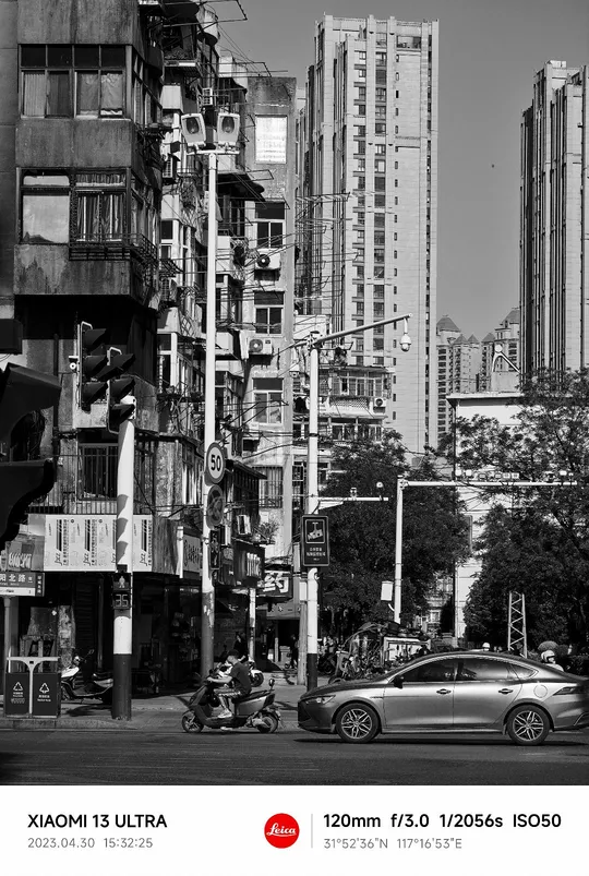 城市的高楼大厦和汽车的黑白色照片