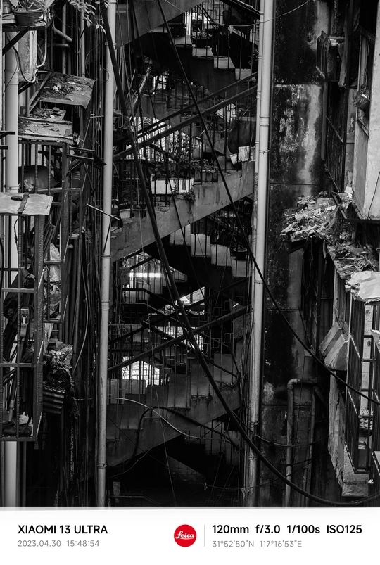 城市中的一座老建筑里的一个楼梯