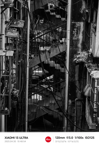 城市中的一座老建筑里的一个楼梯