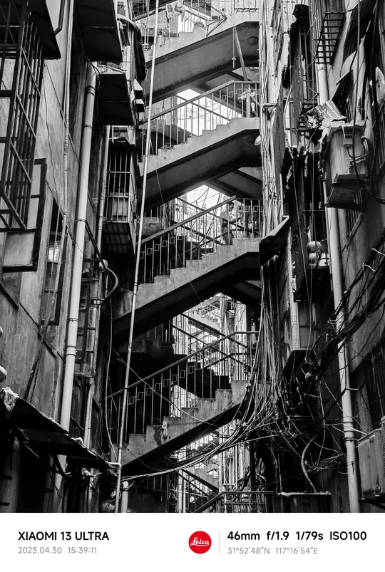 城市中的一栋楼的楼梯和电线