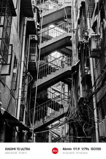 城市中的一栋楼的楼梯和电线