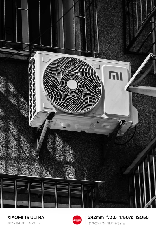 悬挂在建筑物一侧的粉丝