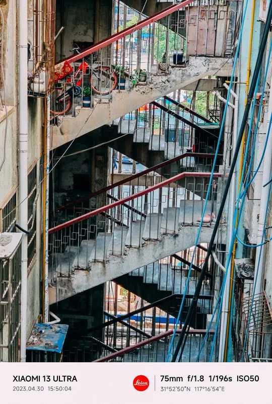 一个城市的老建筑里的一个楼梯间