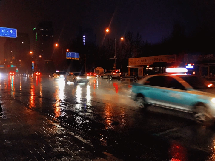 雨，一直下，这五彩斑斓……